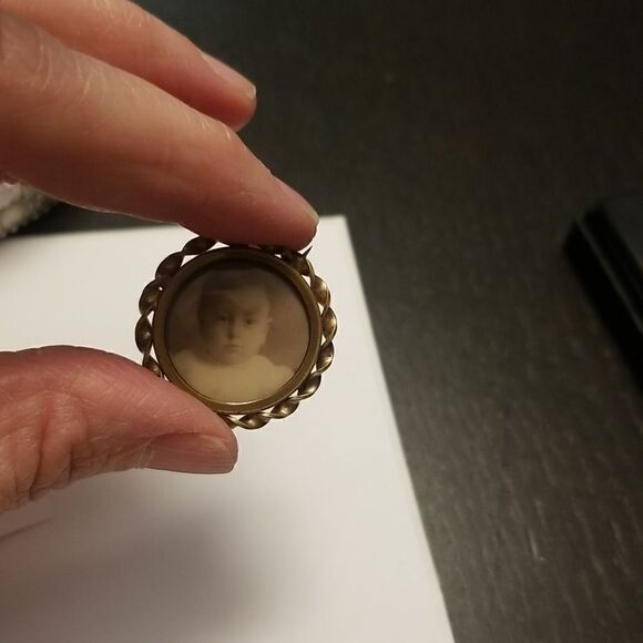 Antique Baby photo  brooch gold tone pin - Picture 2 of 13
